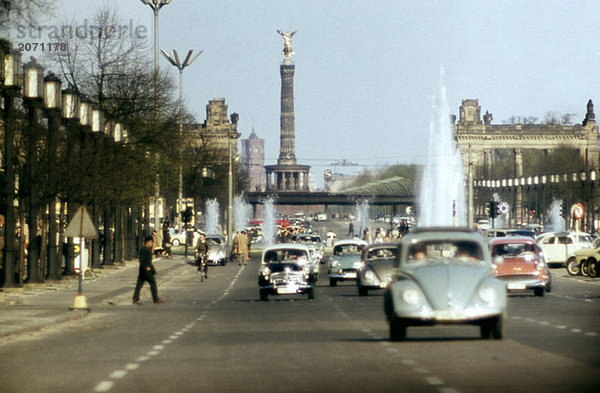 Verkehr auf der Straße zur Siegessäule  Berlin  Deutschland