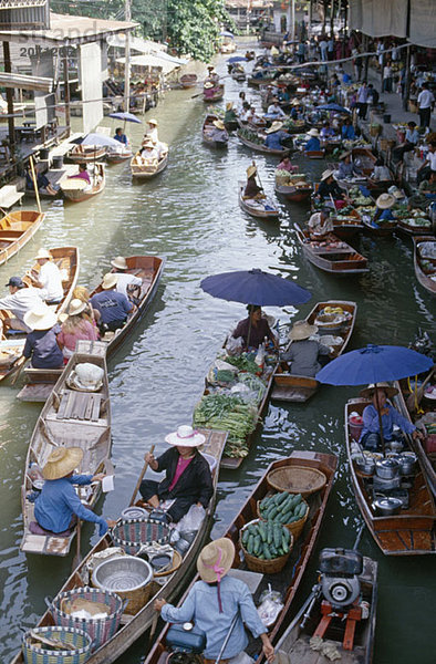 Marktverkäufer auf dem Wassermarkt bei Bangkok  Thailand
