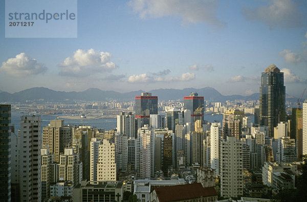 Stadtpanorama mit Bergen im Vordergrund  Hong Kong  Hauptbezirk  China