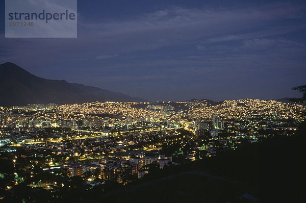 Stadtpanorama mit Lichtern  nachts  Caracas  Venezuela