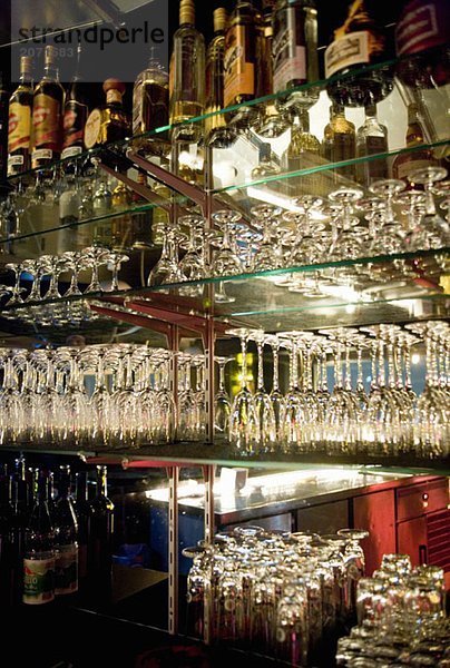 Saubere Gläser und Flaschen im Regal einer Bar