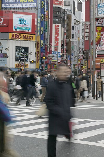 Fußgänger überqueren eine Straße  Tokio  Japan