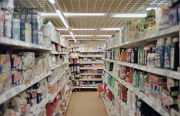 Ein Regal in einem Supermarkt