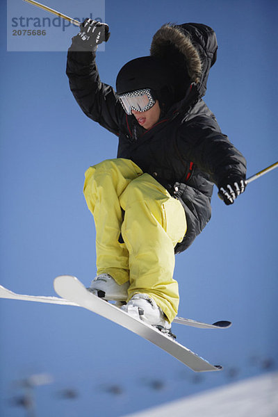 Skifahrer durch die Luft fliegen