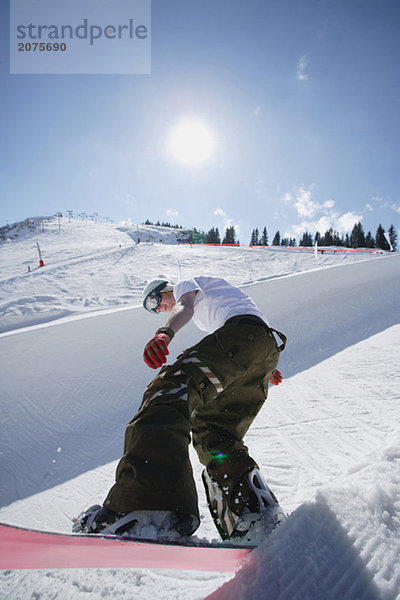 Snowboarder Reiten eine Halfpipe