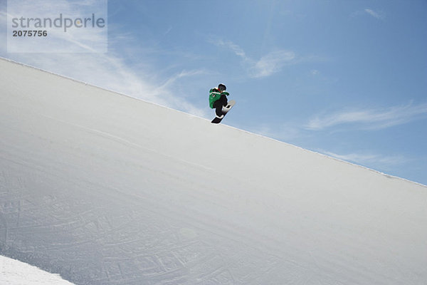 Snowboarder Reiten eine halbe Rohr