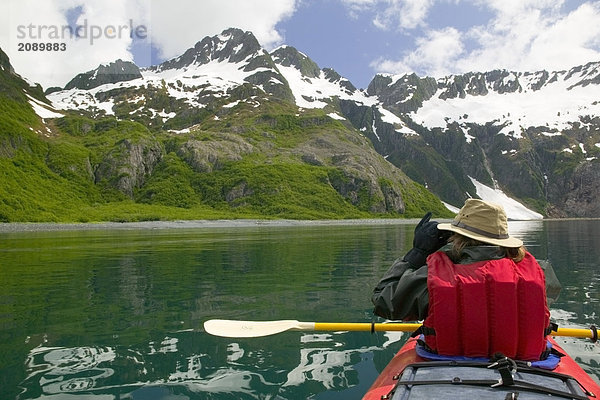 Nationalpark sehen Sommer Küste Close-up Kajakfahrer blättern Fernglas vorwärts Fjord Süden Kenai-Fjords-Nationalpark Aialik Gletscher Erwachsener Bucht