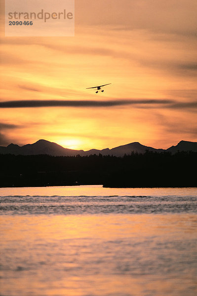 Wasserflugzeug fliegen @ Sonnenuntergang Alaska