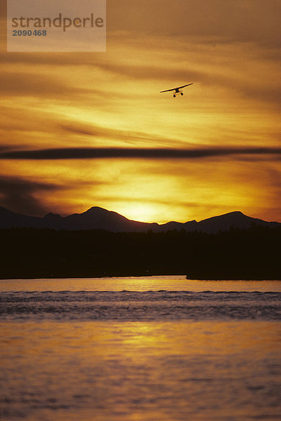 Wasserflugzeug fliegen @ Sonnenuntergang Alaska