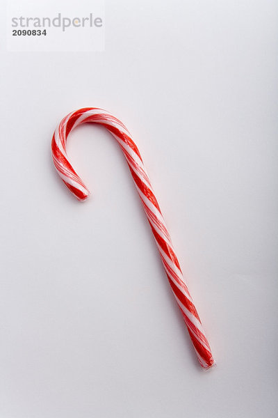 Eine abgespeckte Weihnachten candy Cane auf weißem Hintergrund Studio Portrait