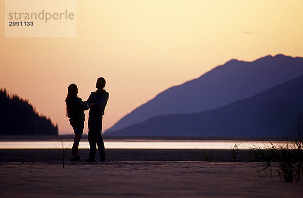 Paar @ Sonnenuntergang Turnagain Arm SC AK