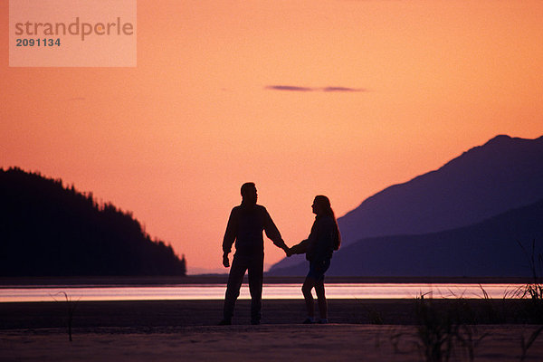 Paar @ Sonnenuntergang Turnagain Arm SC AK