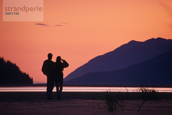 Paar @ Sonnenuntergang Turnagain Arm SC AK