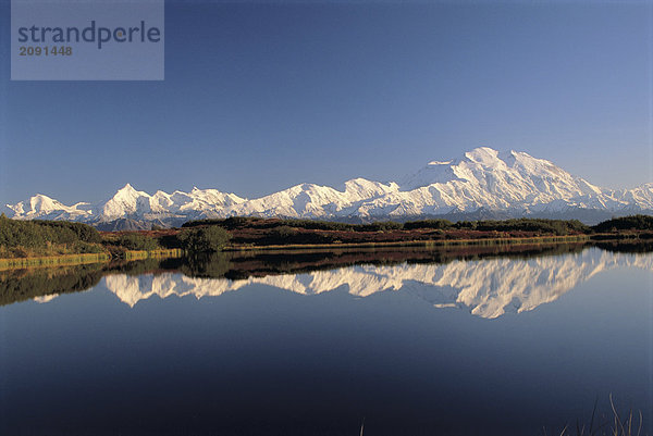 MT McKinley reflektiert in Wonder Lake Denali NP Alaska/nFall Interieur