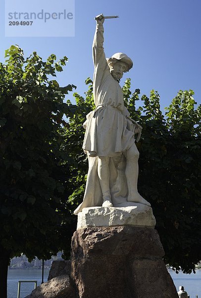 Nahaufnahme-Statue in der Nähe von Baum  Lugano  Schweiz