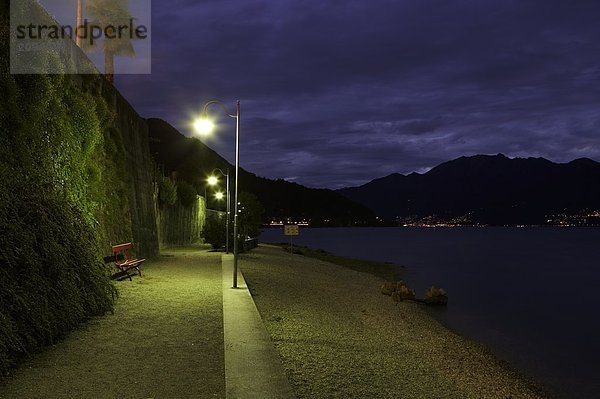 Leere Bank in der Nähe von beleuchtet Laternen am See  Lago Maggiore  Schweiz