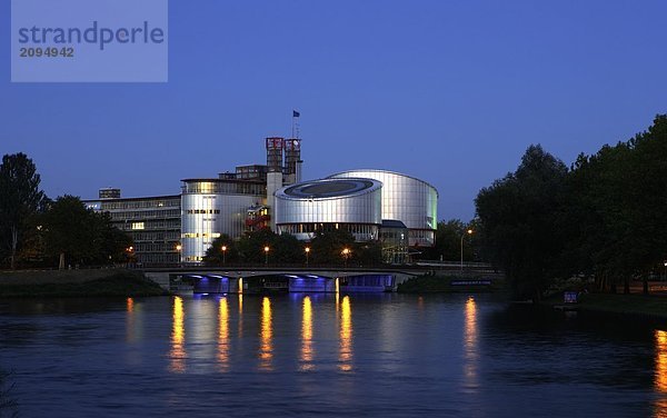 Regierungsgebäude beleuchtet bei Waterfront  Europäischen Gerichtshof der Menschenrechte  Straßburg  Elsass  Frankreich