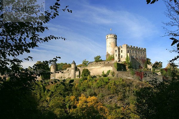 Burg auf Hügel gegen blauen Himmel  Burg Pyrmont  Deutschland
