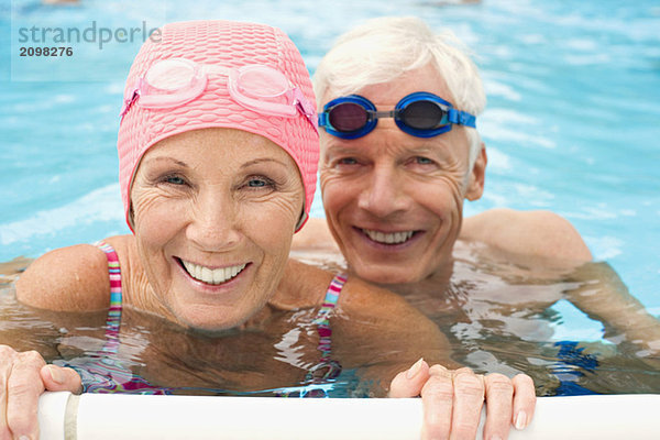 Deutschland  Seniorenpaar im Schwimmbad