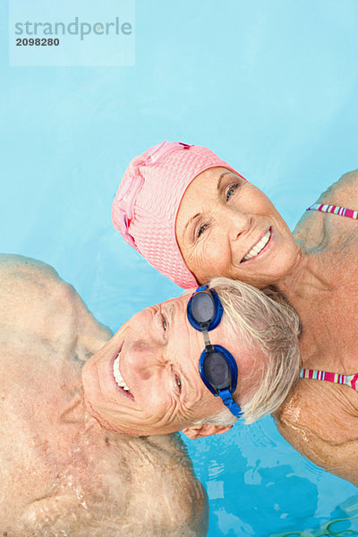 Deutschland  Seniorenpaar im Schwimmbad