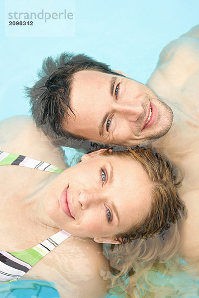 Deutschland  Paar Entspannung im Schwimmbad  Portrait  Nahaufnahme