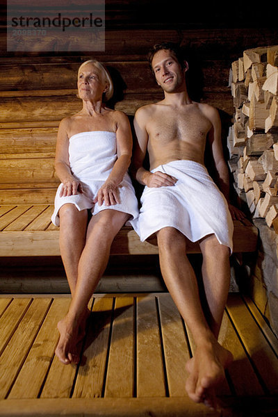 Deutschland  Seniorin und Seniorin in der Sauna sitzend