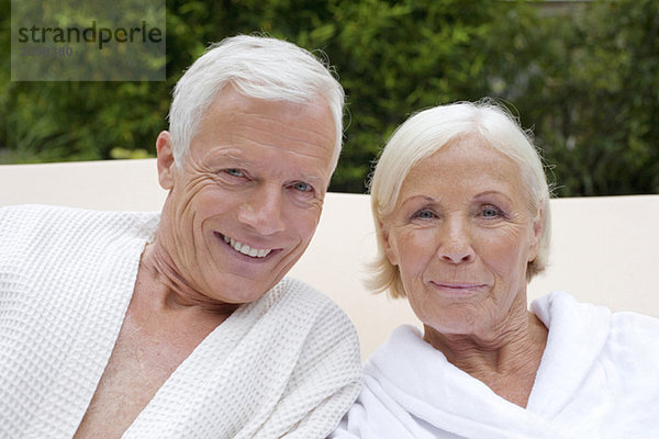 Deutschland  Seniorenpaar im Bademantel  Nahaufnahme