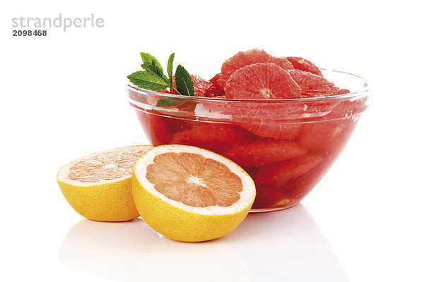 Scheiben Grapefruit in Schale  Nahaufnahme