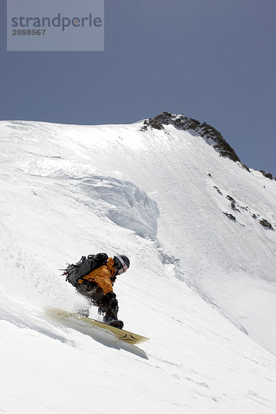 Austria  Tyrol  Pitztal man snowboarding on glacier