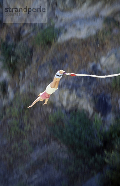 Junge Frau Bungeejumping