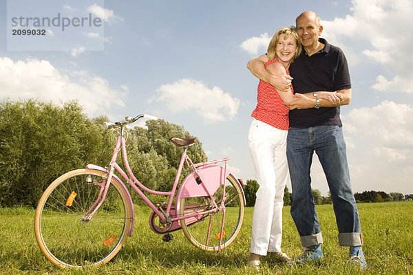 Reife Paare auf dem Fahrrad