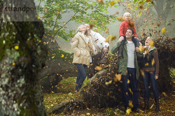 Deutschland  Baden-Württemberg  Schwäbische Alb  Familienwandern zusammen im Wald