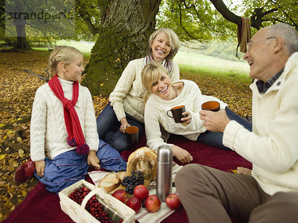 Deutschland  Baden-Württemberg  Schwäbische Alb  Drei-Generationen-Familie beim Picknick im Wald