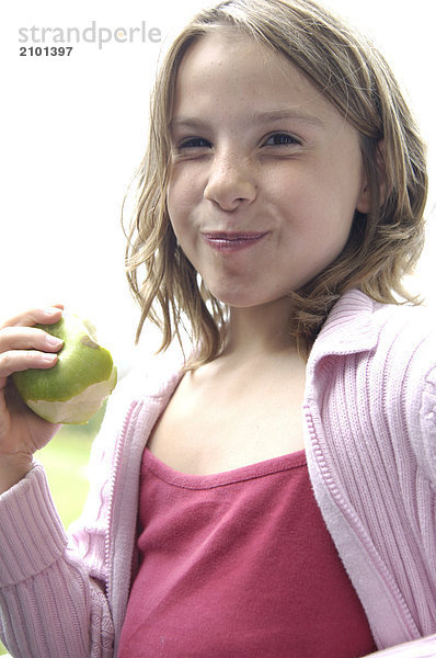 Portrait von Girl Eating apple
