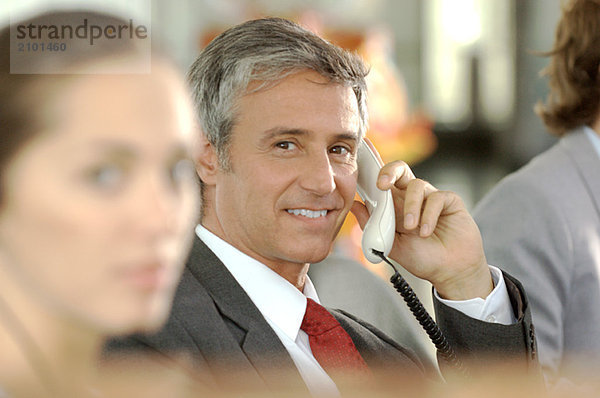 Geschäftsmann am Telefon  lächelnd