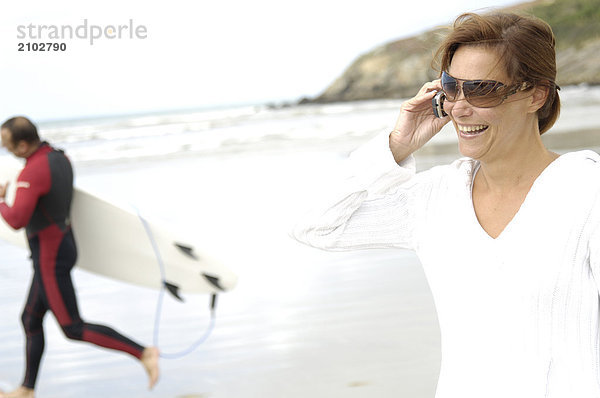 Nahaufnahme Frau Gespräch auf Handy am Strand
