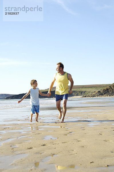 Vater und Sohn auf Strand