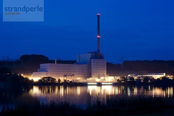 Kernkraftwerk in Riverside beleuchtet in der Nacht  Krummel Nuclear Power  Elbe River  Tespe  Geesthacht  Schleswig-Holstein  Deutschland