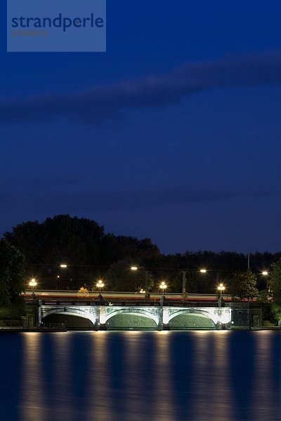 Besinnung Brücke Lichter in See  Langobarden Brücke  Binnenalster  Hamburg  Deutschland