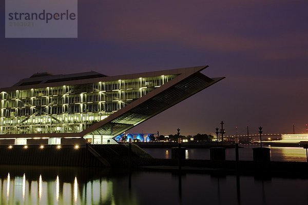 Harbor beleuchtet bei Nacht  Hafen von Hamburg  Hamburg  Deutschland