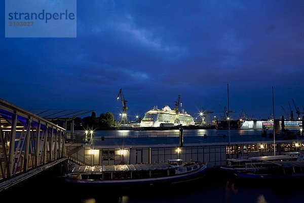 Kreuzfahrtschiff im Hafen bei Nacht  Hafen von Hamburg  Hamburg  Deutschland