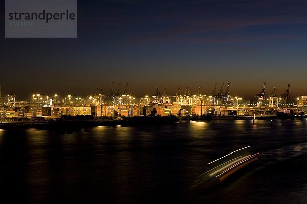 Gebäude im Hafen von beleuchtet bei Nacht  Hafen von Hamburg  Hamburg  Deutschland
