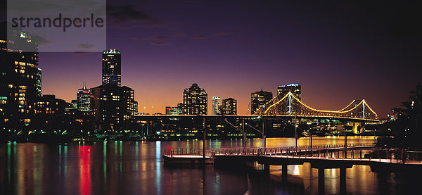 Australien. Queensland. Brisbane. Skyline der Stadt. Story-Brücke. Nacht von Sicht.