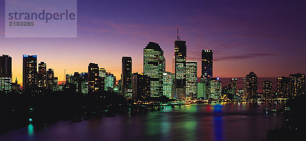 Australien. Queensland. Brisbane. Skyline der Stadt. Nacht von Sicht.