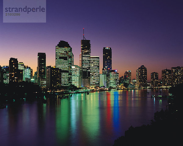 Australien. Queensland. Brisbane. Skyline der Stadt. Nacht von Sicht.