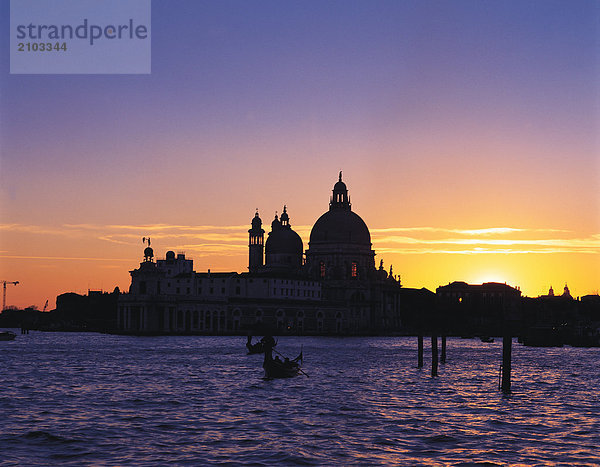 Sonnenuntergang über Großstadt Italien Venedig
