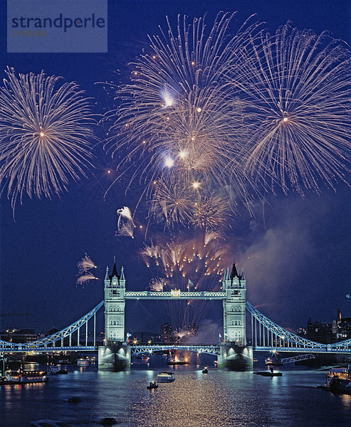 Reisen. Vereinigtes Königreich. England. London. Tower Bridge mit Feuerwerk.