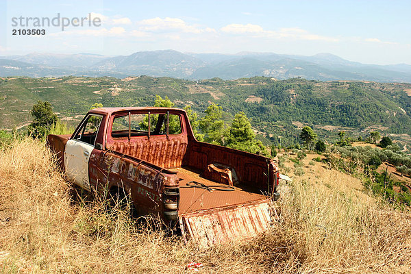 Verlassene Autos im Feld  Peloponnes  Griechenland