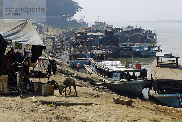 Boote vor Anker in Harbor  Irrawaddy-Fluss  Myanmar