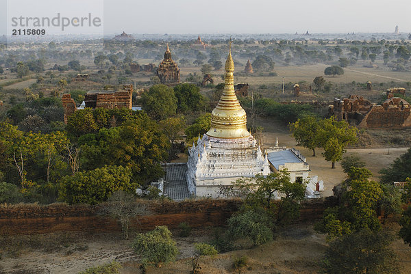 Erhöhte Ansicht der Stupa Tempel  Pagan  Myanmar